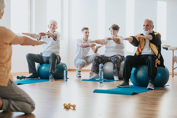 Melhorias significativas na função física e no bem-estar em adultos mais velhos: exercício supervisionado vs. exercício sem intervenção