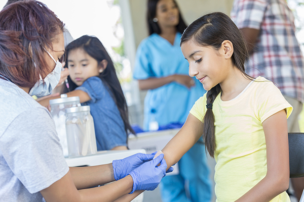 Em que medida é que a vacinação contribui para melhorar a sobrevivência e a saúde ao longo dos anos?