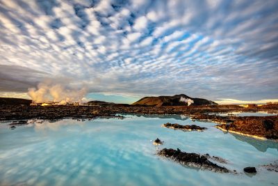 Fotografia panorâmica da Lagoa Azul na Islândia.