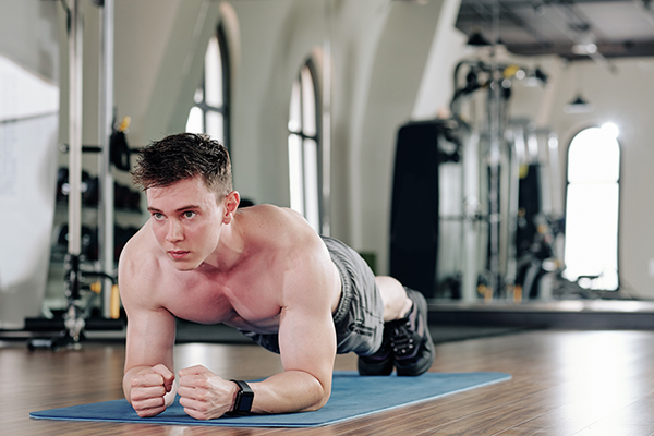 Um jovem atleta a fazer treino de força. 