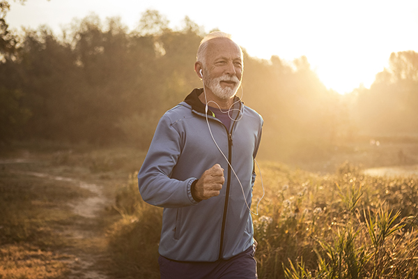 Um adulto mais velho a fazer exercício para melhorar o equilíbrio e evitar quedas. 