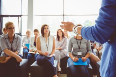 Grupo de professores recebendo uma palestra. 