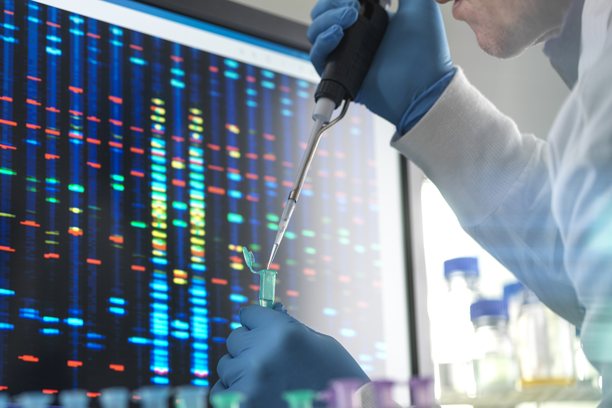 Cientista pipetando uma amostra de DNA em um frasco pronto para análise.