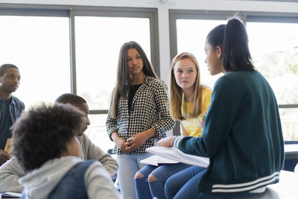 Incentivar a pesquisa científica entre estudantes pré-universitários