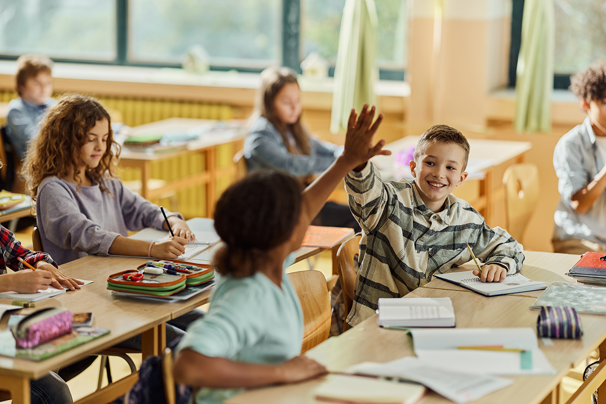 alunos-felizes-que-cinco-cinco-em-uma-classe-na-escola-