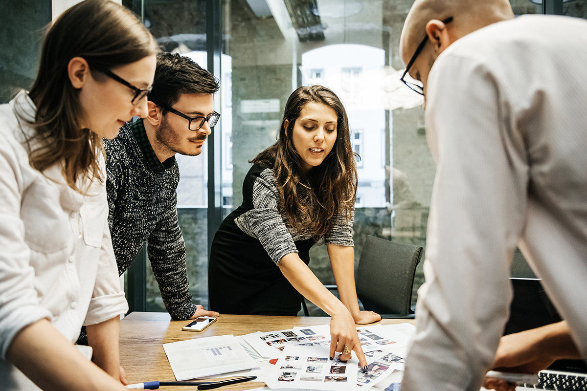 jovem empresária apontando para papéis de projeto