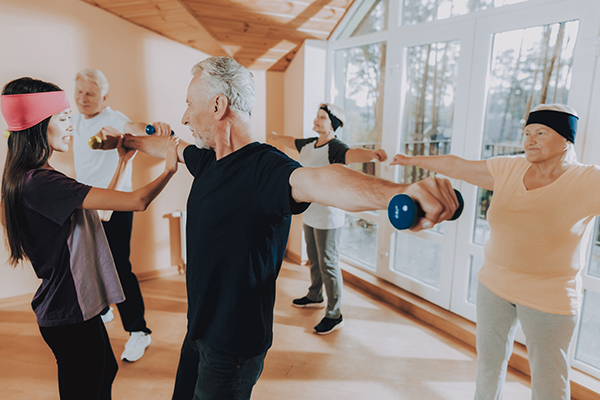 Os adultos mais velhos fazem exercícios físicos para melhorar a sua força, equilíbrio e capacidade de andar. 