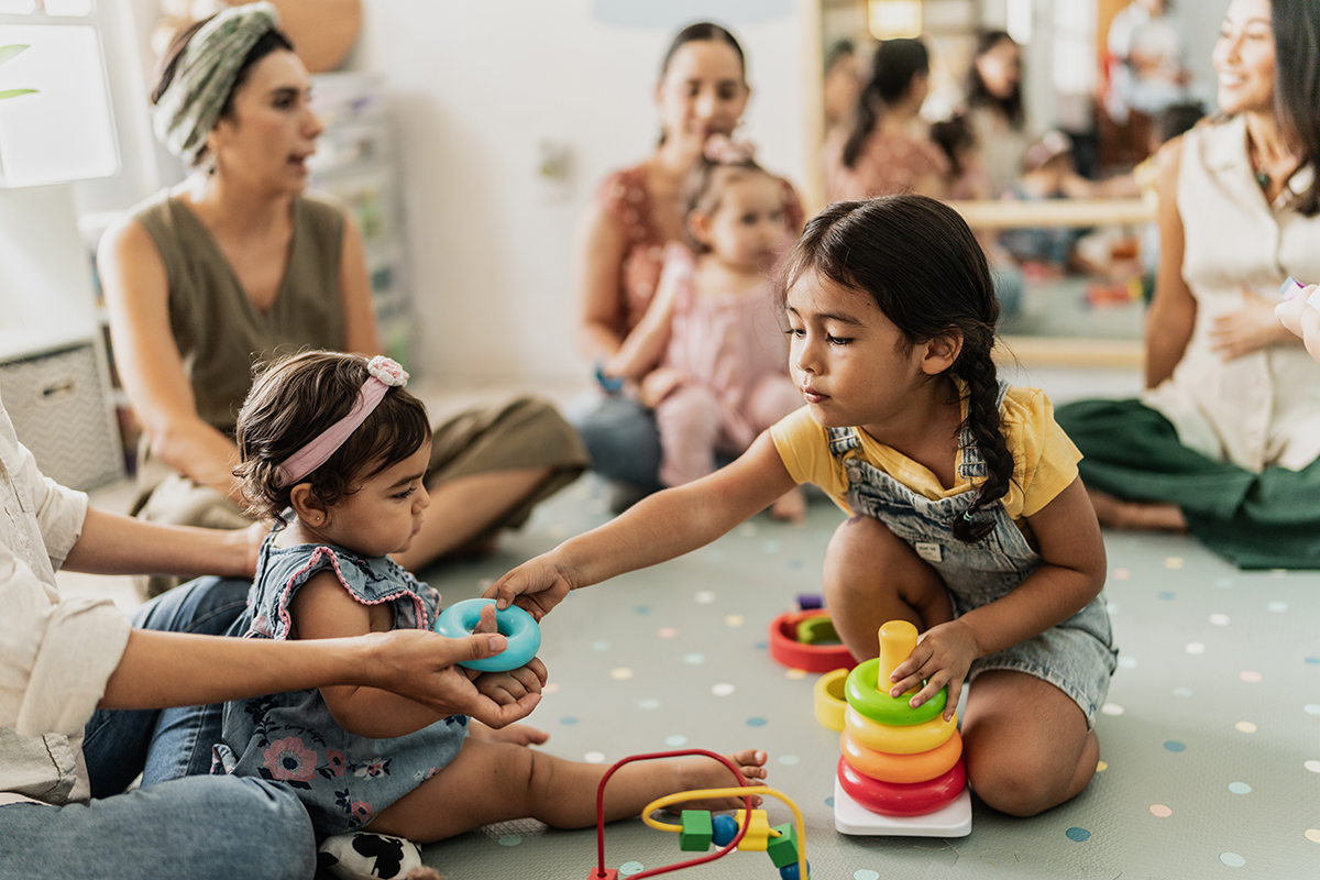 Meninas brincando juntas na sala de jogos.