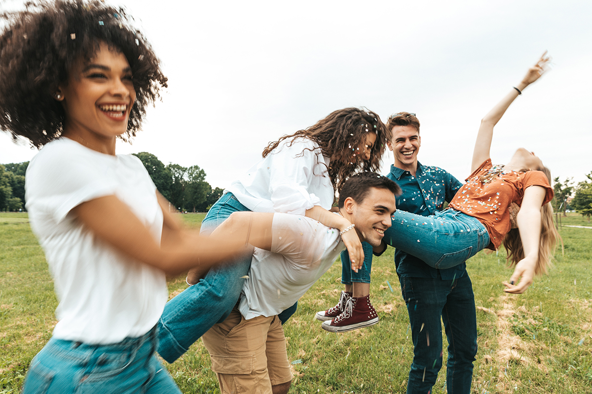 grupo de amigos de etnias mistas se divertindo em um parque