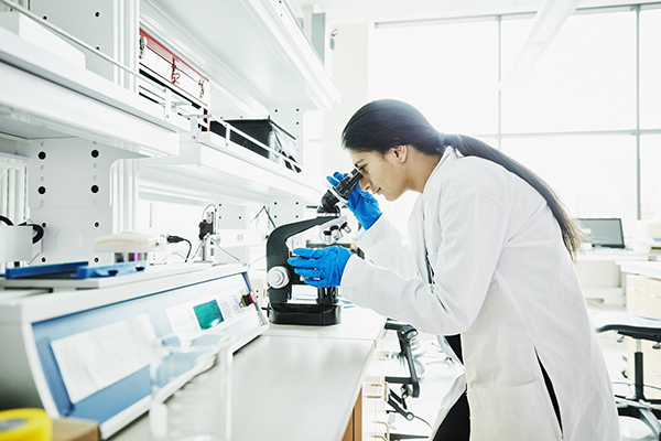 Um cientista a trabalhar num laboratório. 