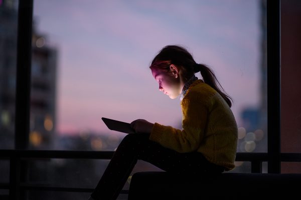 Redes sociais e menores de idade: um debate global sobre proibições e proteção