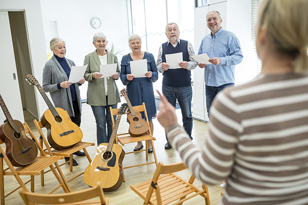 Um grupo de idosos a receber uma sessão de musicoterapia. 