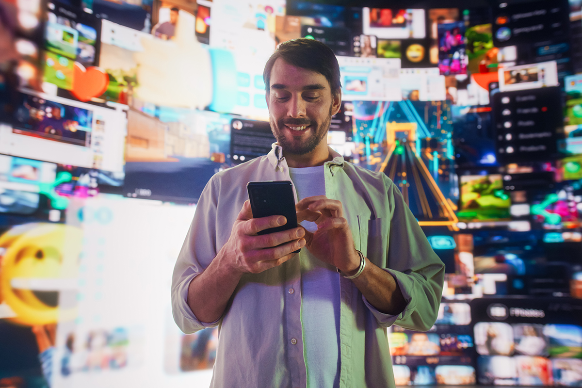 Retrato de um homem usando um smartphone no ciberespaço 3D com interfaces animadas de redes sociais, videogames, vídeos virais e conteúdo da Internet.