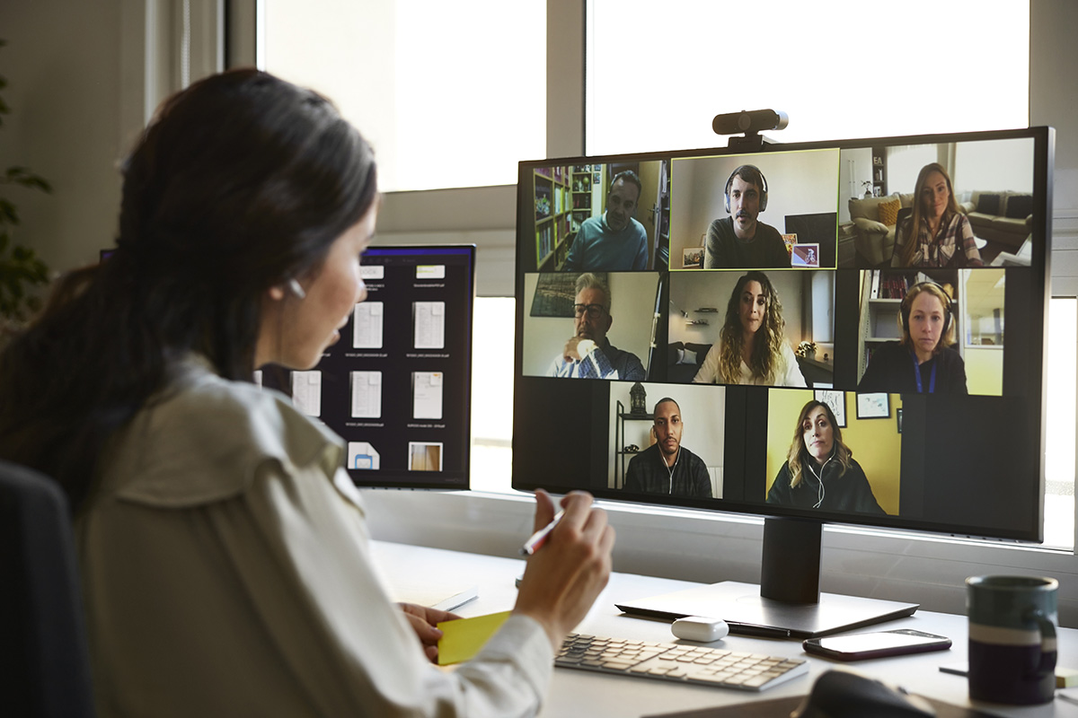 gerenciamento de projetos - Mulher de negócios discutindo com colegas durante uma videoconferência. 