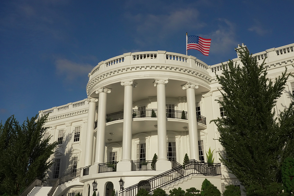 TikTok - A Casa Branca em Washington DC, EUA, pórtico frontal sul voltado para as árvores e o jardim.