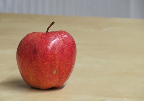 Ingerir una manzana al día previene ataques cardíacos y ACV en personas mayores de 50