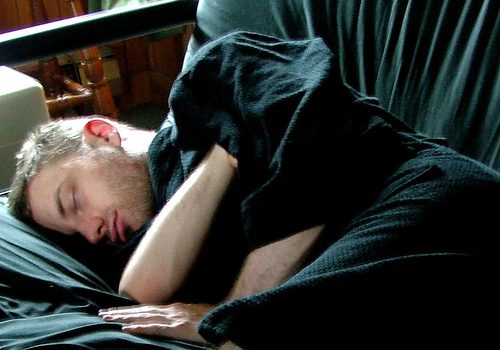 Falta de sueño genera problemas de salud entre adolescentes obesos.