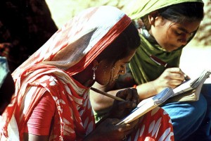 Libro investiga los efectos de la educación sobre la fertilidad y autonomía de las mujeres