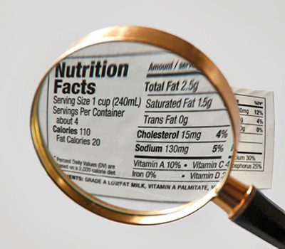 FDA cambia formato de etiquetas para resaltar contenido de calorías y azúcar en los alimentos.