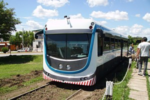 Fábrica argentina crea tren que aprovecha vías abandonadas del país