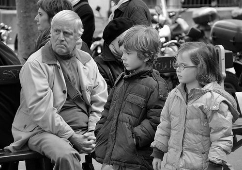 Abuelos españoles dedican en promedio seis horas al cuidado de los nietos