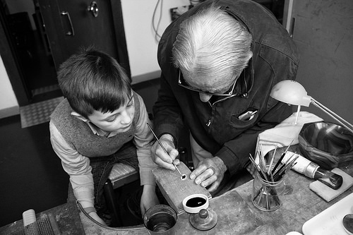 Abuelos que cuidan a sus nietos pueden experimentar dificultades económicas
