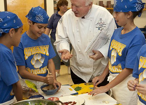 Niños que aprenden a cocinar podrían comer alimentos más saludables