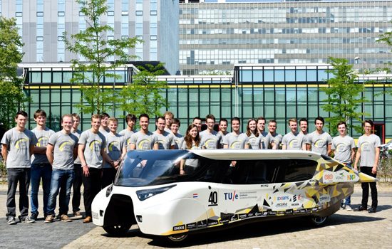 Inventan auto solar familiar con autonomía de mil kilómetros