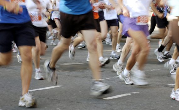 Cada vez más adultos mayores corren maratones