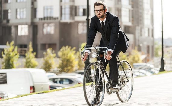 Ir en bicicleta al trabajo aporta beneficios a la salud y al ambiente