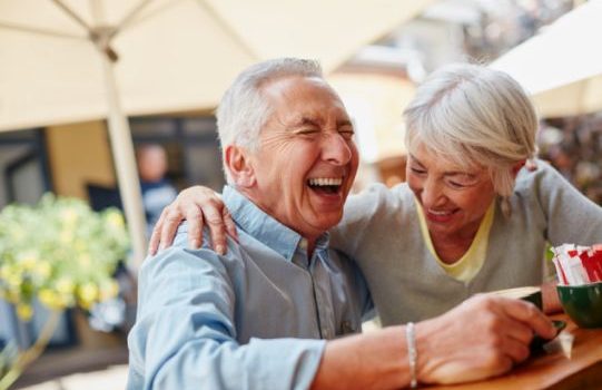 Geriátrico y guardería de menores combinan actividades con éxito