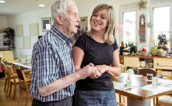Esposas e hijas tienen la carga más pesada en el cuidado de pacientes con Alzheimer