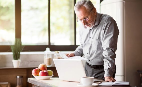 Personas con estudios superiores viven más años