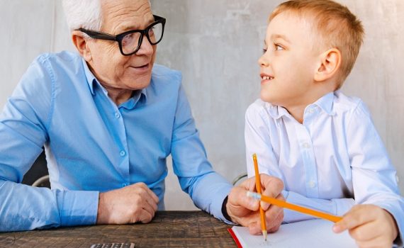 Personas adultas mayores mejoran la memoria volviendo al colegio