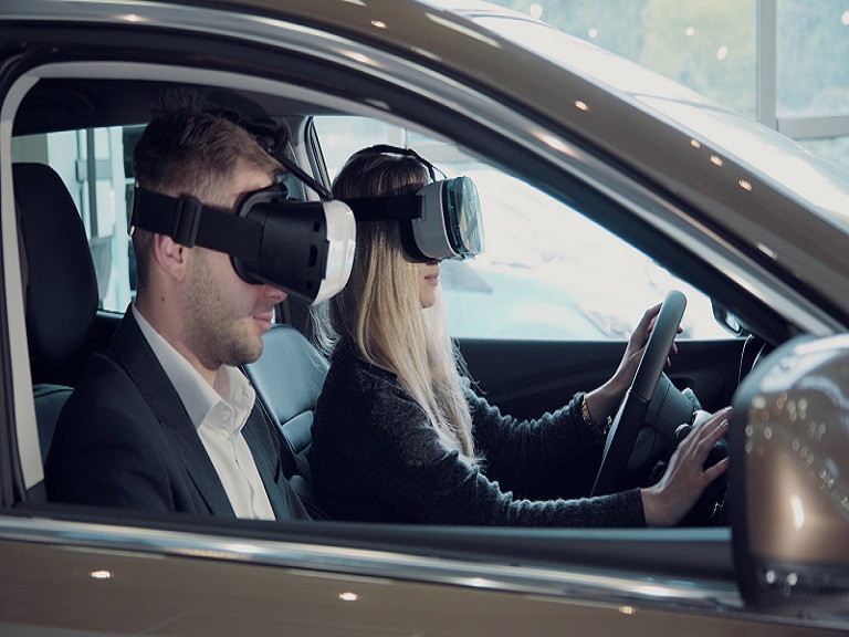 Las escuelas de conducción están utilizando gafas con tecnología de realidad virtual en la oferta de cursos para obtener licencias de conducción