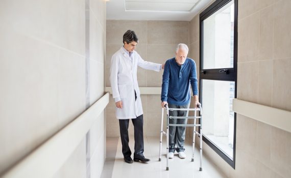 Personas adultas mayores sufren en alta medida caídas en centros médicos