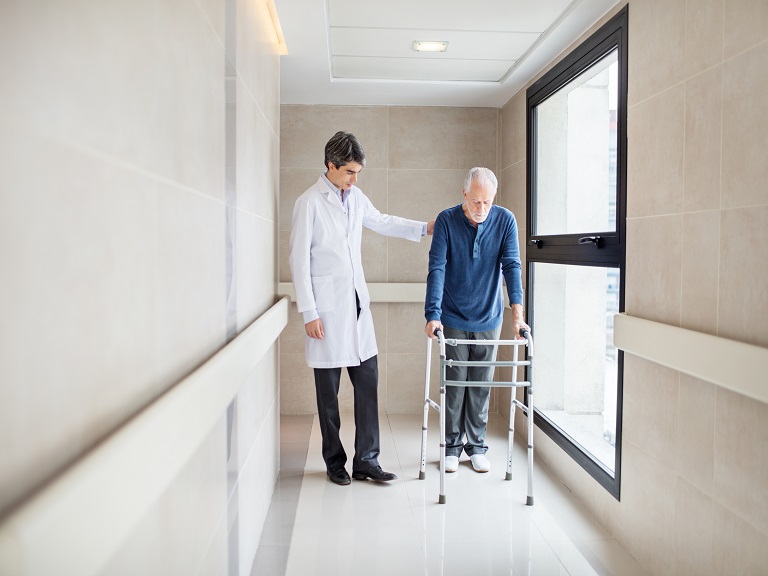 Personas adultas mayores sufren en alta medida caídas en centros médicos
