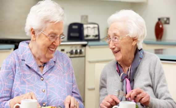 Mujeres mayores que viven solas