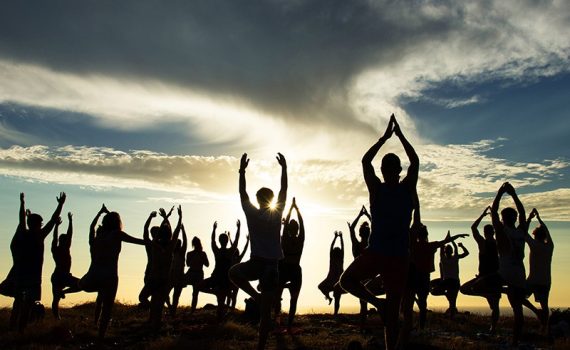 Las clases abiertas reúnen a miles de practicantes de yoga