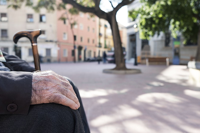 Desarrollan dispositivo que ayuda a poner los calcetines