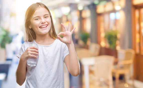 El agua con baja cantidad de minerales afecta la salud infantil