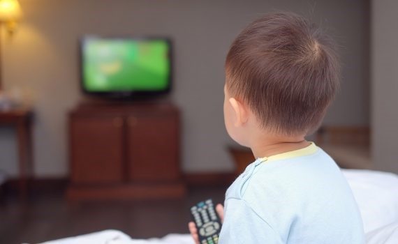 La televisión es el hábito que más influye en la obesidad infantil