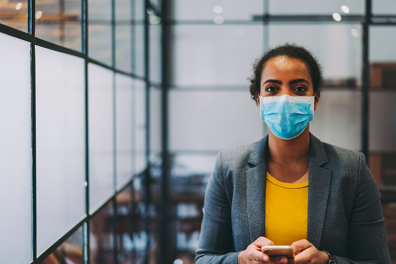 businesswoman-with-protective-face-mask-during-covid-diecinueve-pandemic