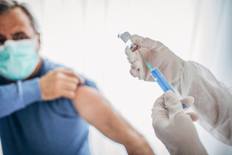 Continúa el proceso de vacunación en adultos mayores