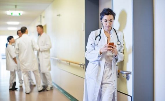 Médicos sufren ataques en las redes sociales, según un estudio en EE.UU