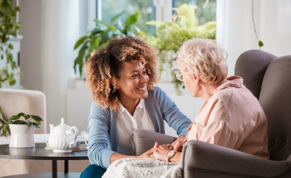 ¿Deben vacunarse de forma prioritaria los cuidadores domésticos de adultos mayores?