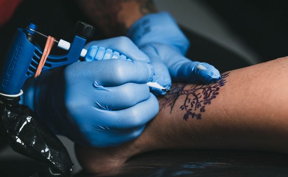 Los tatuajes dificultan la sudoración