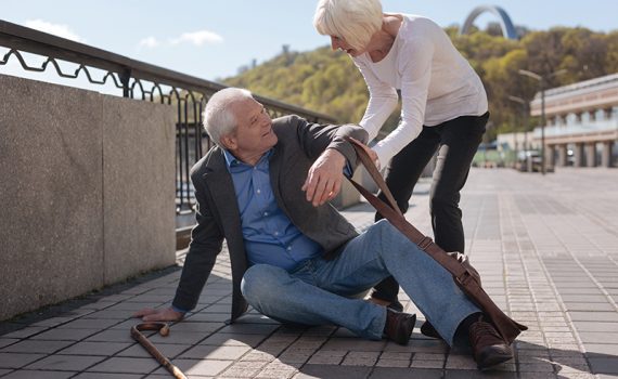 ¿Cómo prevenir las caídas en adultos mayores?