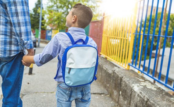 Caminar al colegio puede mejorar mucho la salud de su hijo