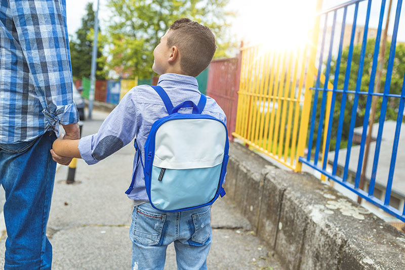 Caminar al colegio puede mejorar mucho la salud de su hijo